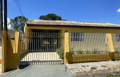 Imagem: A casa possui 3 Dormitórios, 2 Banheiros, 4 Vagas na garagem