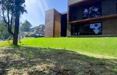 Imagem: O terreno possui 800m² de Área e está localizado em Gramado