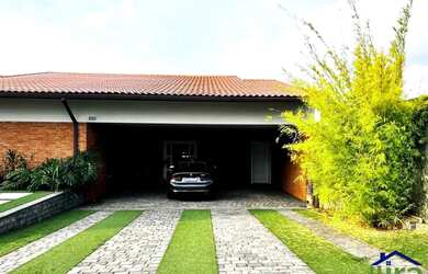 Imagem: A casa possui 3 Dormitórios, 4 Banheiros, 5 Vagas na garagem