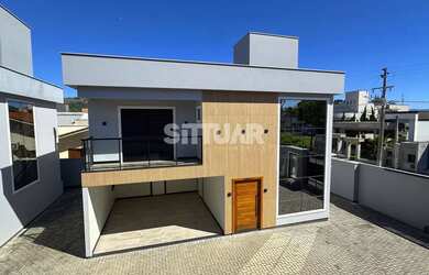 Imagem: A casa possui 3 Dormitórios, 3 Banheiros, 2 Vagas na garagem