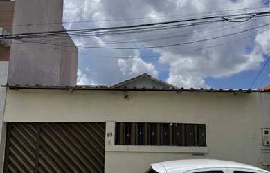 Imagem: A casa possui 3 Dormitórios, 3 Banheiros, 2 Vagas na garagem