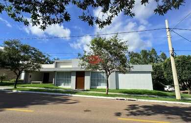 Imagem: A casa em condomínio possui 4 Dormitórios, 4 Banheiros, 4