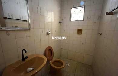 Imagem 4: Casa com garagem coberta e cozinha ampla, recém-reformada