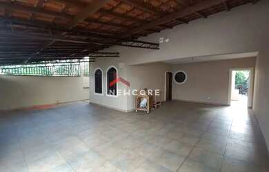 Imagem: A casa possui 3 Dormitórios, 2 Banheiros, 5 Vagas na garagem