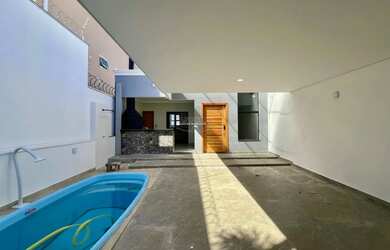 Imagem: A casa possui 3 Dormitórios, 2 Banheiros, 1 Vaga na garagem