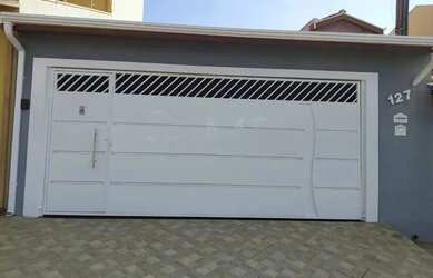 Imagem: A casa possui 3 Dormitórios, 1 Banheiro, 3 Vagas na garagem