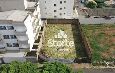 Imagem: O terreno possui 360m² de Área e está localizado em Segismundo