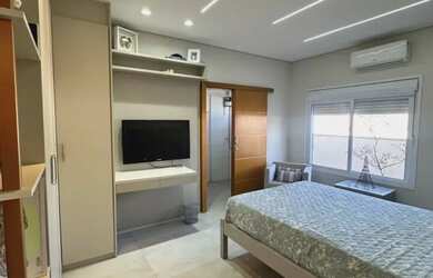 Imagem: A casa possui 3 Dormitórios, 2 Banheiros, 2 Vagas na garagem