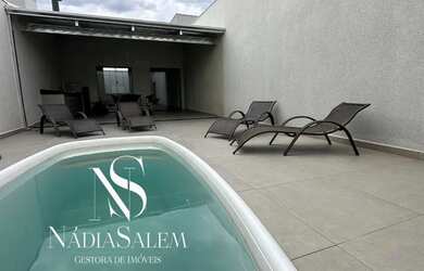 Imagem: A casa possui 3 Dormitórios, 2 Banheiros, 2 Vagas na garagem