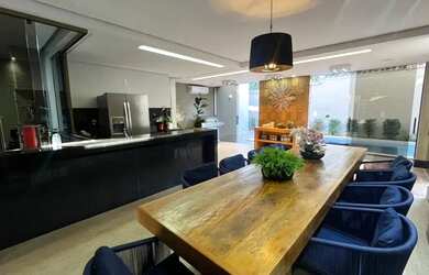 Imagem: A casa em condomínio possui 4 Dormitórios, 4 Banheiros, 2