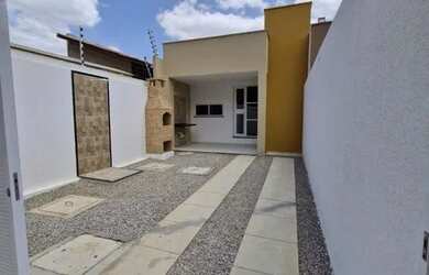 Imagem: A casa possui 3 Dormitórios, 2 Banheiros, 2 Vagas na garagem