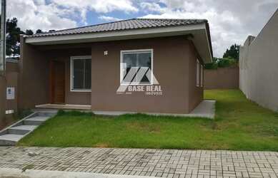 Imagem: A casa possui 3 Dormitórios, 1 Banheiro, 2 Vagas na garagem