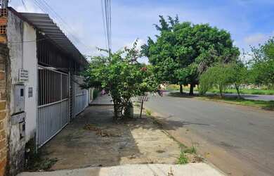 Imagem: A casa possui 3 Dormitórios, 2 Banheiros, 2 Vagas na garagem