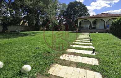 Imagem: A casa possui 4 Dormitórios, 4 Banheiros, 5 Vagas na garagem