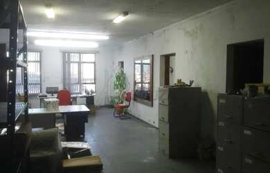 Imagem: O depósito possui 2 Vagas na garagem, 120m² de Área e está