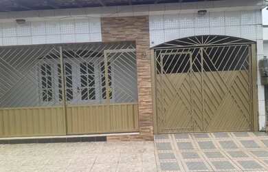 Imagem: A casa possui 3 Dormitórios, 2 Banheiros, 1 Vaga na garagem