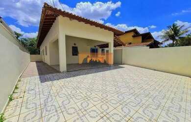 Imagem: A casa possui 3 Dormitórios, 3 Banheiros, 2 Vagas na garagem