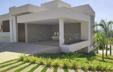 Imagem: A casa possui 3 Dormitórios, 3 Banheiros, 4 Vagas na garagem