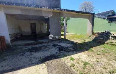 Imagem: A casa possui 2 Dormitórios, 2 Banheiros, 2 Vagas na garagem