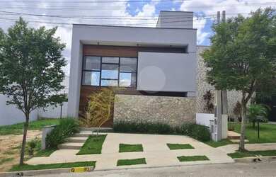 Imagem: A casa em condomínio possui 1 Dormitório, 2 Banheiros, 4 Vagas