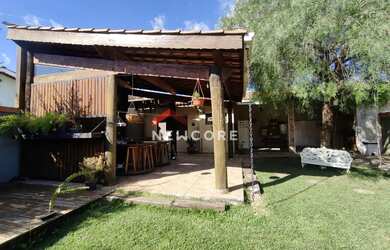 Imagem: A casa possui 3 Dormitórios, 3 Banheiros, 4 Vagas na garagem