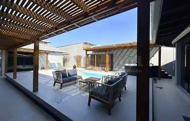 Imagem: A casa possui 3 Dormitórios, 3 Banheiros, 4 Vagas na garagem