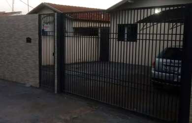 Imagem: A casa possui 4 Dormitórios, 2 Banheiros, 1 Vaga na garagem