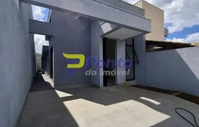 Imagem: A casa possui 3 Dormitórios, 2 Banheiros, 2 Vagas na garagem