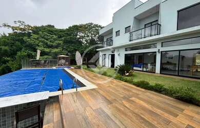 Imagem: A casa em condomínio possui 5 Dormitórios, 5 Banheiros, 5