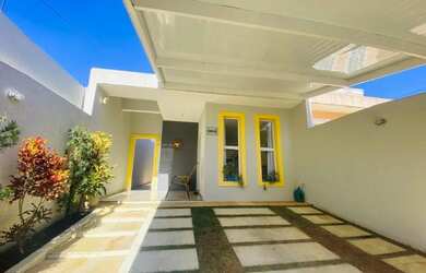 Imagem: A casa possui 3 Dormitórios, 2 Banheiros, 2 Vagas na garagem