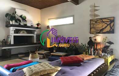 Imagem: A casa possui 4 Dormitórios, 5 Banheiros, 4 Vagas na garagem