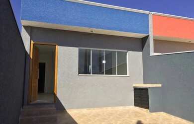 Imagem: A casa possui 3 Dormitórios, 1 Banheiro, 2 Vagas na garagem