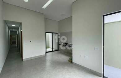 Imagem: A casa possui 3 Dormitórios, 2 Banheiros, 2 Vagas na garagem