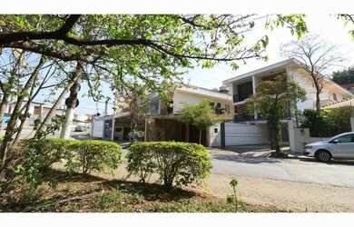 Imagem: A casa possui 4 Dormitórios, 5 Banheiros, 4 Vagas na garagem