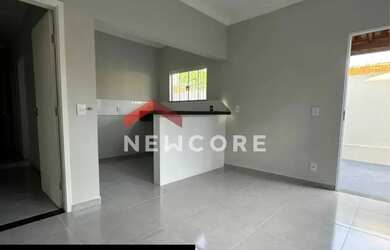 Imagem: A casa possui 3 Dormitórios, 2 Banheiros, 2 Vagas na garagem