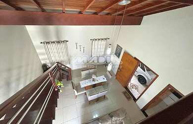 Imagem: A casa possui 3 Dormitórios, 3 Banheiros, 4 Vagas na garagem