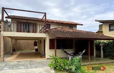 Imagem: A casa possui 3 Dormitórios, 2 Banheiros, 4 Vagas na garagem