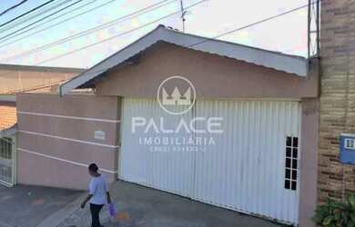 Imagem: A casa possui 3 Dormitórios, 1 Banheiro, 2 Vagas na garagem