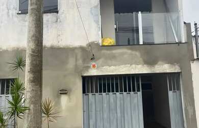 Imagem: A casa possui 2 Dormitórios, 1 Banheiro, 1 Vaga na garagem