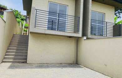 Imagem: A casa possui 3 Dormitórios, 2 Banheiros, 2 Vagas na garagem