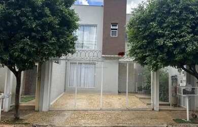 Imagem: A casa possui 3 Dormitórios, 3 Banheiros, 2 Vagas na garagem