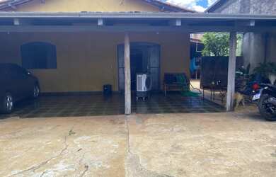 Imagem: A casa possui 3 Dormitórios, 2 Banheiros, 5 Vagas na garagem