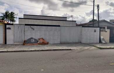 Imagem: A casa possui 3 Dormitórios, 2 Banheiros, 15.000m² de Área