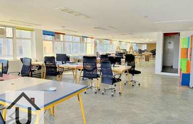 Imagem: O depósito possui 2 Vagas na garagem, 448m² de Área e Imóvel