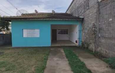 Imagem: A casa possui 2 Dormitórios, 1 Banheiro, 2 Vagas na garagem