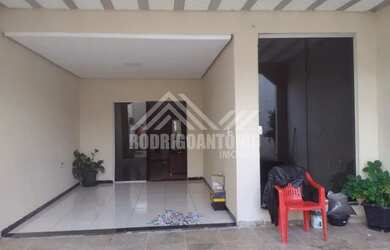 Imagem: A casa possui 3 Dormitórios, 2 Banheiros, 1 Vaga na garagem