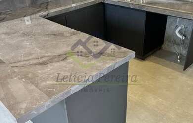 Imagem: A casa em condomínio possui 4 Dormitórios, 5 Banheiros, 4