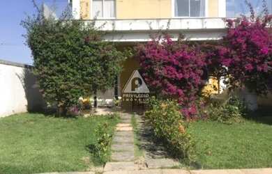 Imagem: A casa em condomínio possui 4 Dormitórios, 3 Banheiros, 2