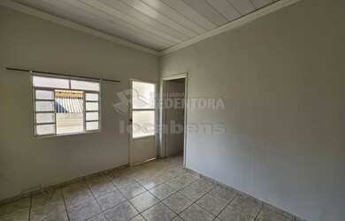 Imagem: A casa possui 2 Dormitórios, 1 Banheiro, 2 Vagas na garagem