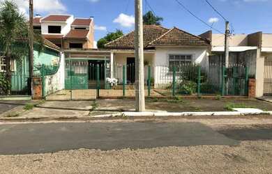 Imagem: A casa possui 4 Dormitórios, 2 Banheiros, 2 Vagas na garagem